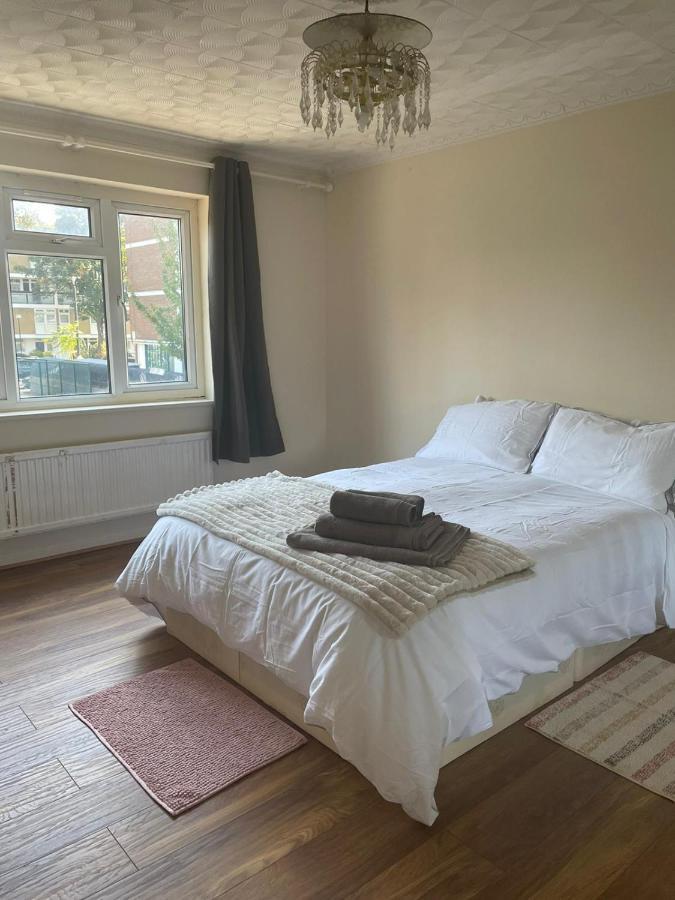 Single And Doubles Rooms Close To Central London Exterior photo
