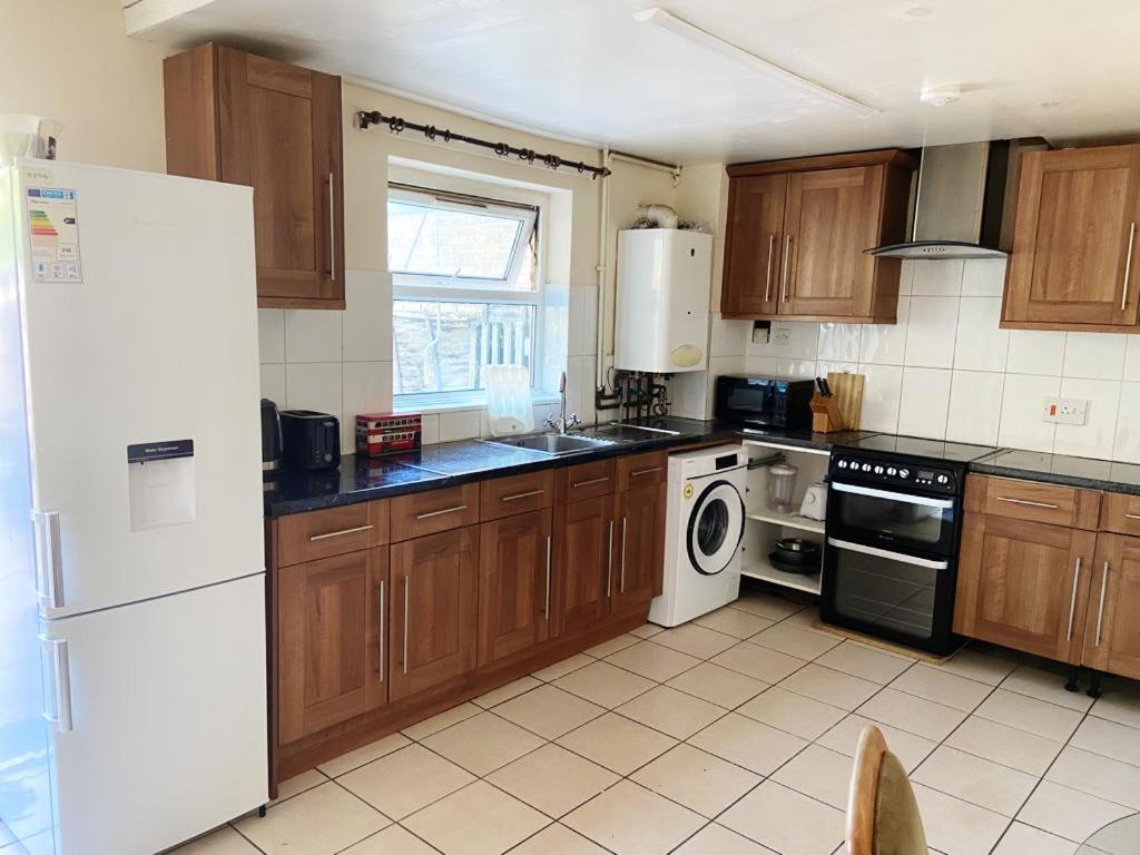 Single And Doubles Rooms Close To Central London Exterior photo