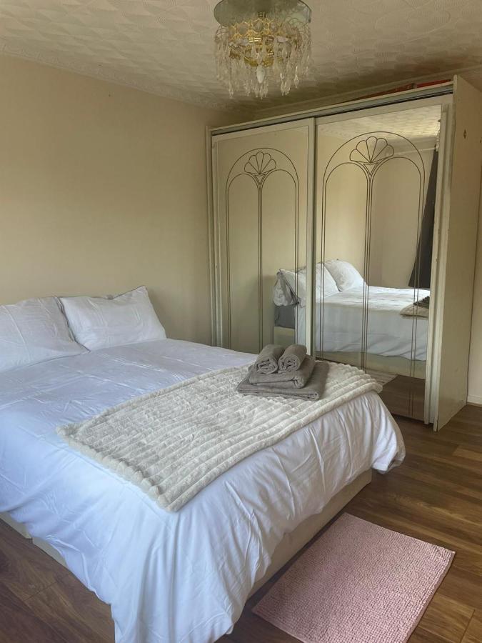 Single And Doubles Rooms Close To Central London Exterior photo