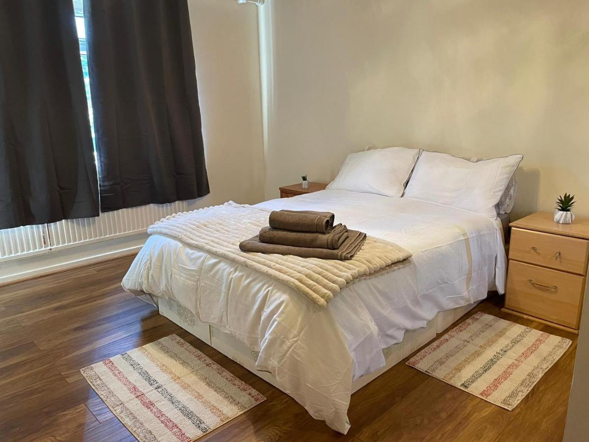Single And Doubles Rooms Close To Central London Exterior photo