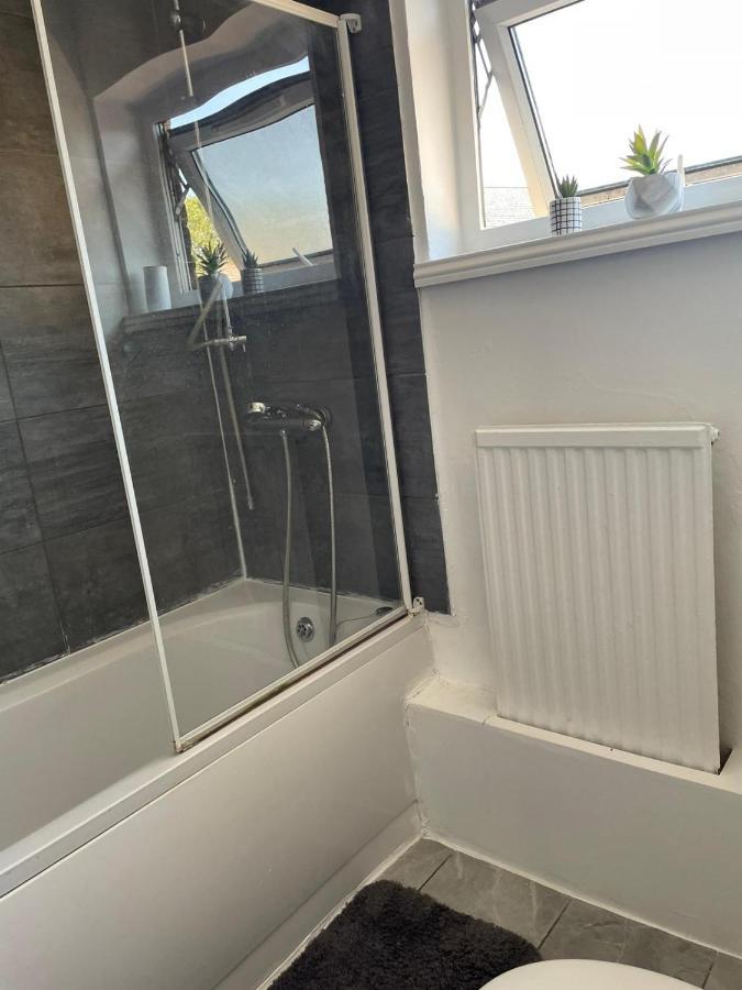 Single And Doubles Rooms Close To Central London Exterior photo