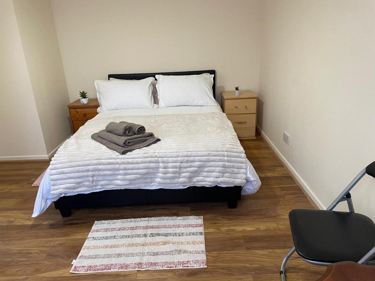 Single And Doubles Rooms Close To Central London Exterior photo