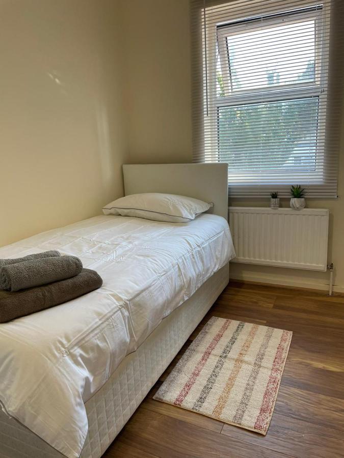 Single And Doubles Rooms Close To Central London Exterior photo