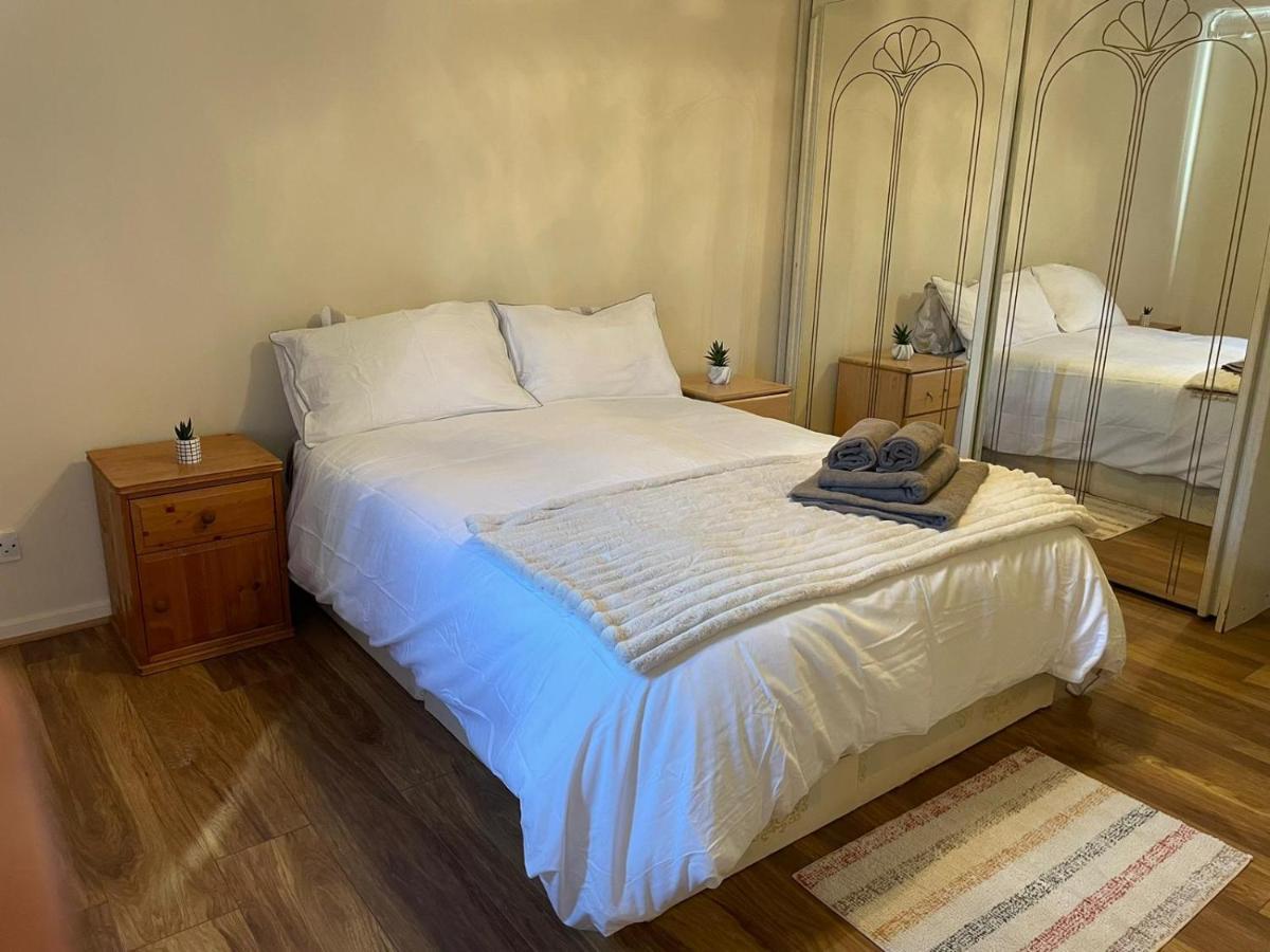 Single And Doubles Rooms Close To Central London Exterior photo
